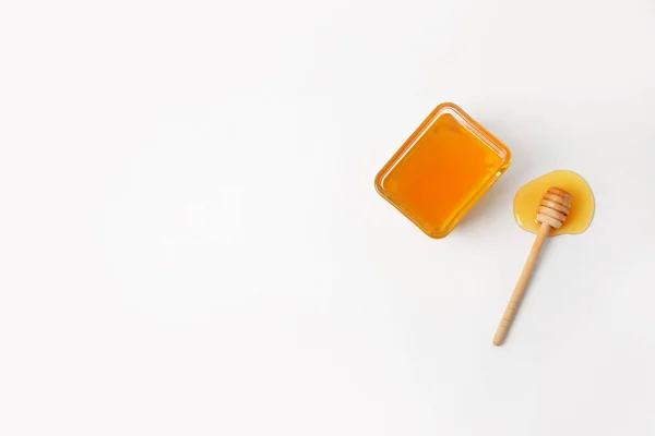 Glas Skål Med Söt Honung Och Dipper Vit Bakgrund — Stockfoto