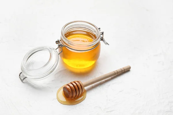 Glazen Pot Met Zoete Honing Dipper Lichte Ondergrond — Stockfoto