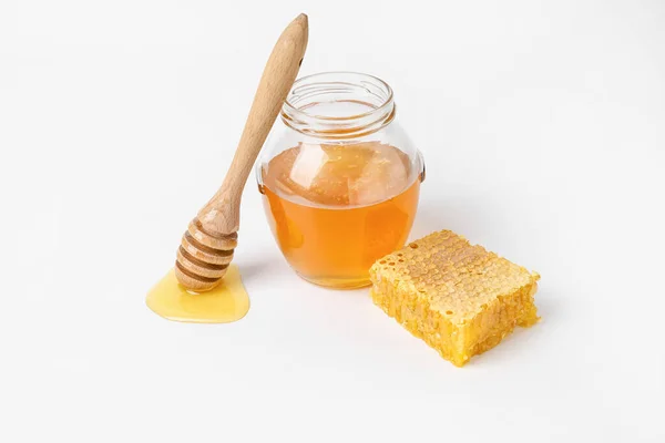 Βάζο Γυάλινο Γλυκό Μέλι Dipper Και Χτένα Λευκό Φόντο — Φωτογραφία Αρχείου