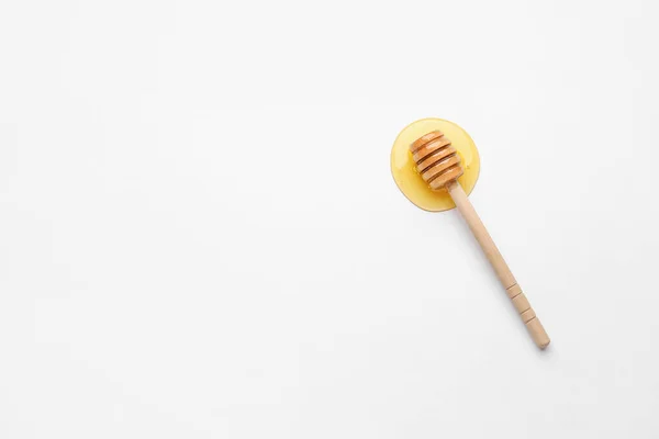 Holzdipper Und Verschütteter Honig Auf Weißem Hintergrund — Stockfoto