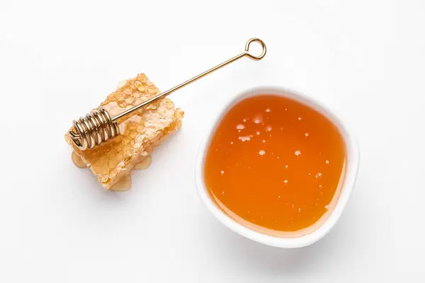 Bowl Sweet Honey Dipper Comb White Background — Stock Photo, Image