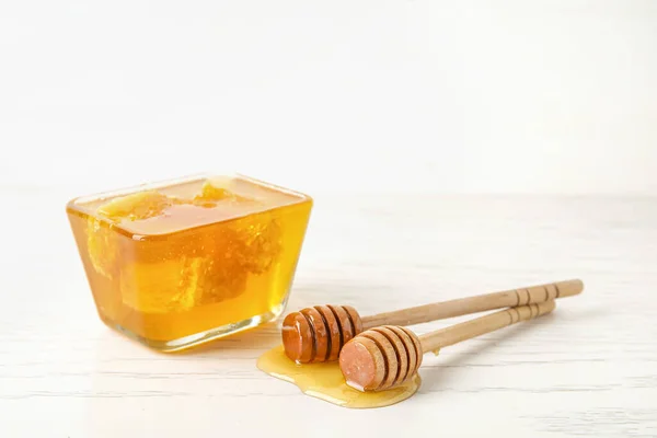 Γυάλινο Μπολ Γλυκό Μέλι Και Dippers Ανοιχτό Ξύλινο Φόντο Closeup — Φωτογραφία Αρχείου