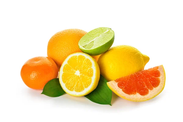 白色背景的健康柑橘类水果 — 图库照片