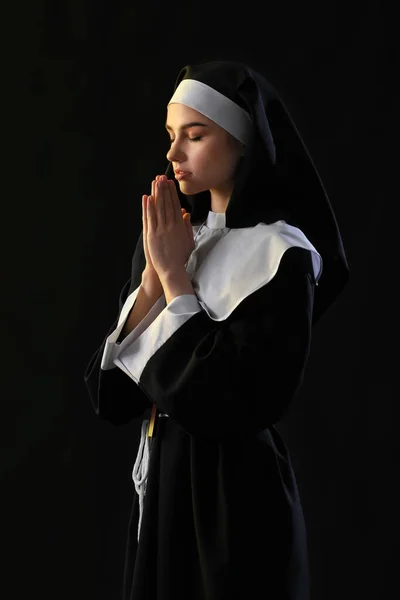 Young Praying Nun Dark Background — Stock Photo, Image