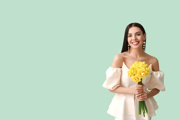 Mulher Bonita Com Bouquet Narciso Fundo Cor — Fotografia de Stock