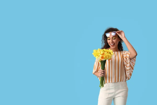 Surprised Young African American Woman Narcissus Bouquet Color Background — Stock Photo, Image