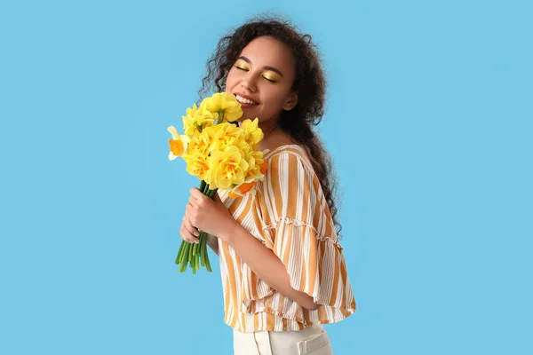 Vacker Ung Afroamerikansk Kvinna Med Narcissus Bukett Färg Bakgrund — Stockfoto