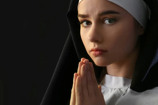 Giovane Suora Preghiera Sfondo Scuro — Foto Stock