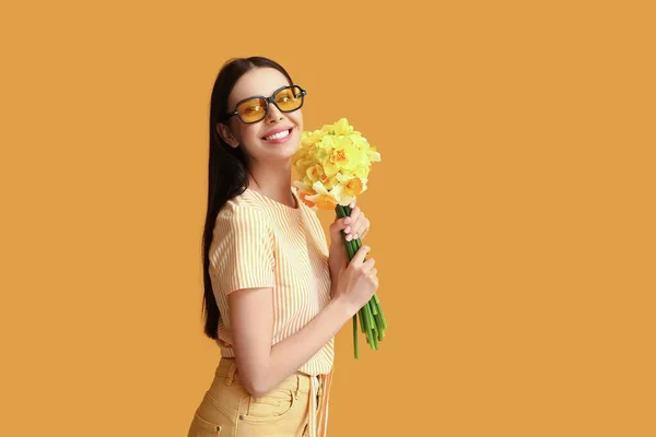 Mulher Bonita Com Bouquet Narciso Fundo Cor — Fotografia de Stock