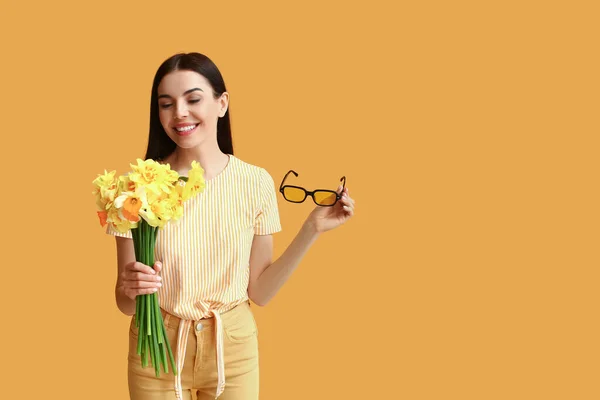 Vacker Ung Kvinna Med Narcissus Bukett Färg Bakgrund — Stockfoto