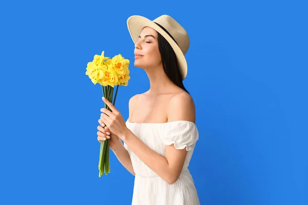 Vacker Ung Kvinna Med Narcissus Bukett Färg Bakgrund — Stockfoto