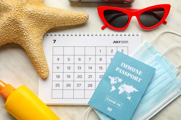 Calendrier Avec Accessoires Plage Masques Médicaux Passeport Immunitaire Sur Fond — Photo