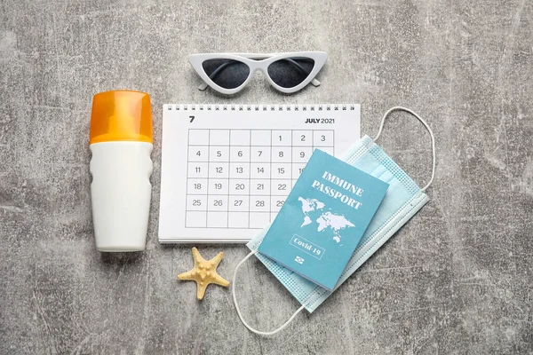 Calendrier Avec Accessoires Plage Masque Médical Passeport Immunitaire Sur Fond — Photo