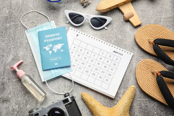 Calendrier Avec Accessoires Plage Masque Médical Passeport Immunitaire Sur Fond — Photo