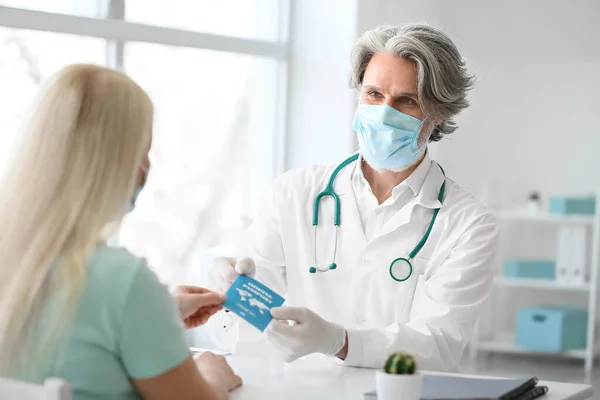 Dottore Dando Paziente Suo Passaporto Immunitario Clinica — Foto Stock