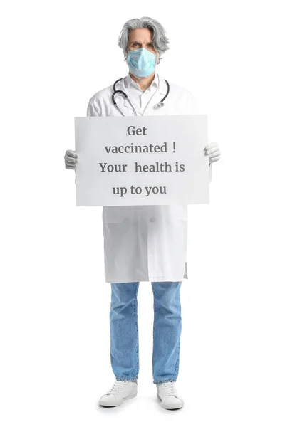 Doktorka Drží Plakát Textem Vaccinováno Vaše Zdraví Vaše Bílém Pozadí — Stock fotografie