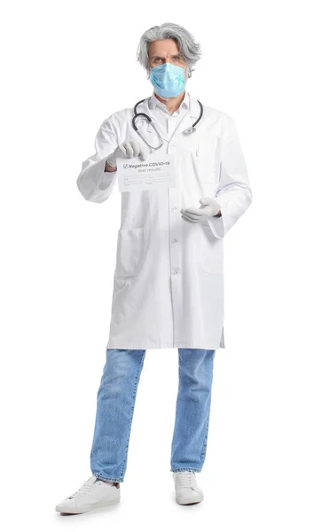 Γιατρός Αρνητικό Αποτέλεσμα Δοκιμής Covid Λευκό Φόντο — Φωτογραφία Αρχείου