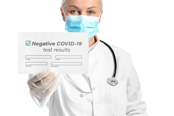 Доктор Негативним Результатом Тесту Ковідо Білому Тлі — стокове фото