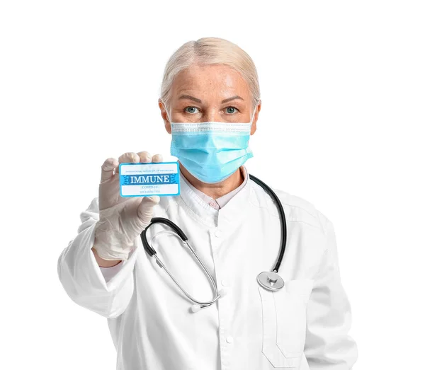 Médico Con Tarjeta Vacunación Sobre Fondo Blanco — Foto de Stock