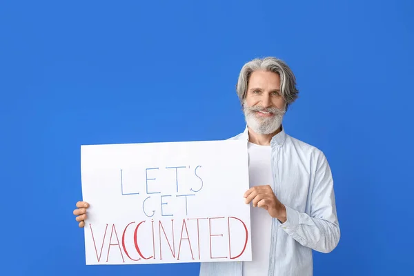 Senior Άνθρωπος Κρατώντας Αφίσα Κείμενο Πάρει Vaccinated Στο Φόντο Χρώμα — Φωτογραφία Αρχείου