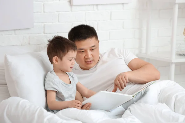 Padre Pequeño Hijo Leyendo Libro Dormitorio — Foto de Stock