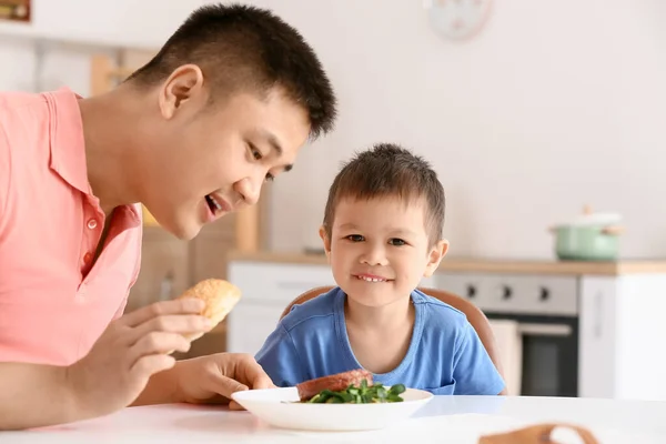 Tatăl Își Hrănește Fiul Bucătărie — Fotografie, imagine de stoc