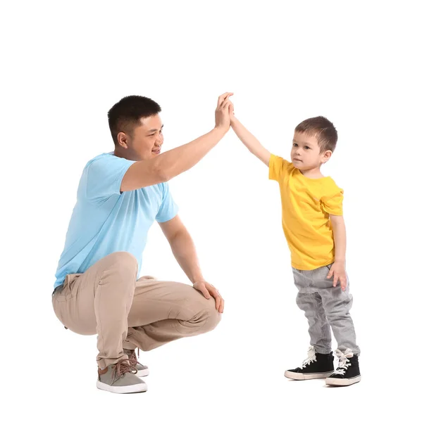 Feliz Padre Hijito Dándose Choca Los Cinco Sobre Fondo Blanco — Foto de Stock