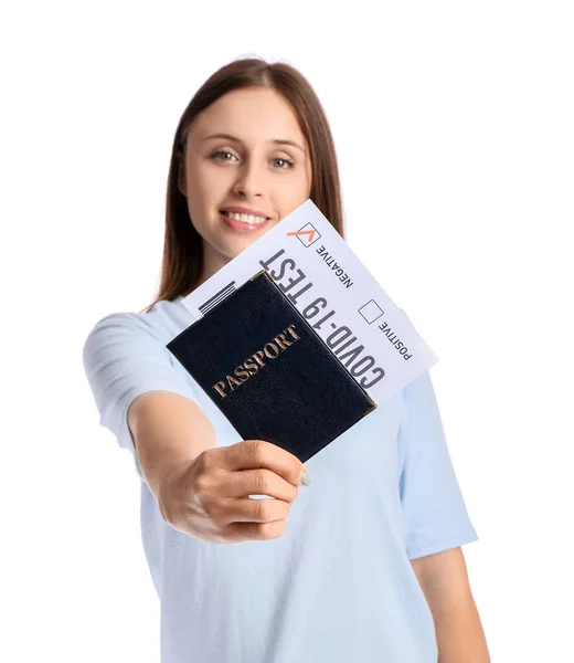 Mujer Joven Con Pasaporte Resultado Negativo Prueba Covid Sobre Fondo — Foto de Stock