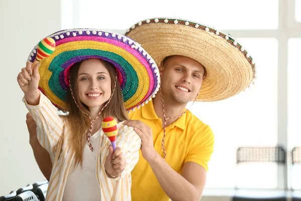 Casal Feliz Esperando Seu Voo Para México Aeroporto — Fotografia de Stock