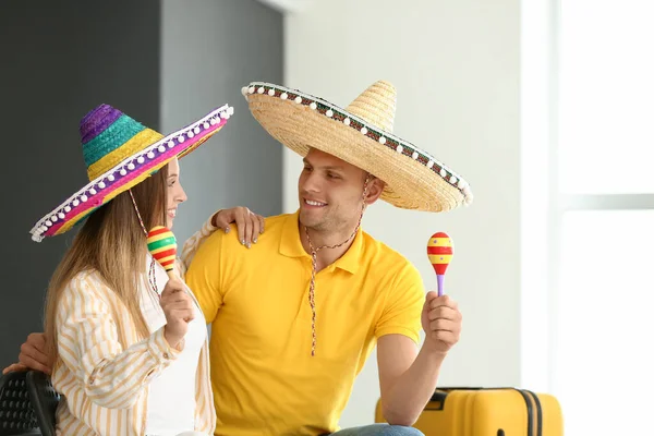 Casal Feliz Esperando Seu Voo Para México Aeroporto — Fotografia de Stock