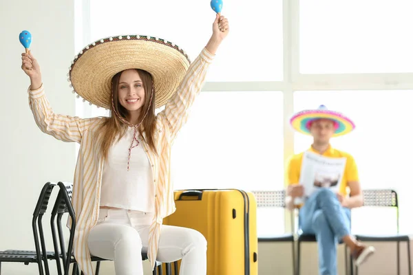 Щаслива Молода Жінка Чекає Свій Рейс Мексики Аеропорту — стокове фото