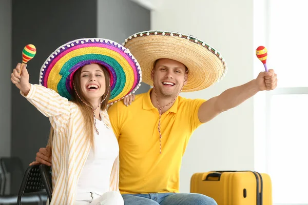 Щаслива Пара Чекає Аеропорту Свій Рейс Мексики — стокове фото