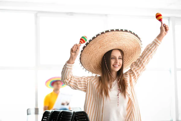 Jovem Feliz Esperando Seu Voo Para México Aeroporto — Fotografia de Stock