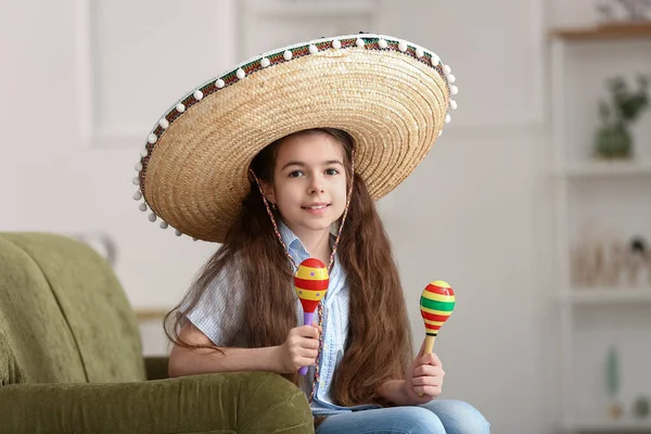 Menina Mexicana Bonito Chapéu Sombrero Com Maracas Casa — Fotografia de Stock