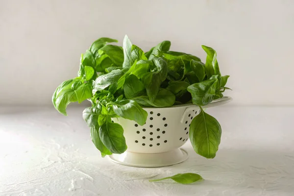 Colander Dengan Daun Kemangi Segar Pada Latar Belakang Cahaya — Stok Foto