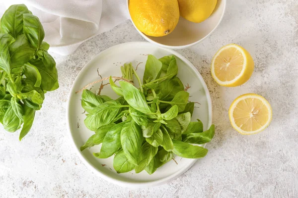 Vassoio Con Foglie Basilico Fresche Limoni Fondo Chiaro — Foto Stock