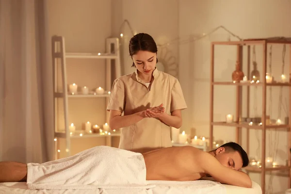 Jongeman Met Massage Spa Salon — Stockfoto