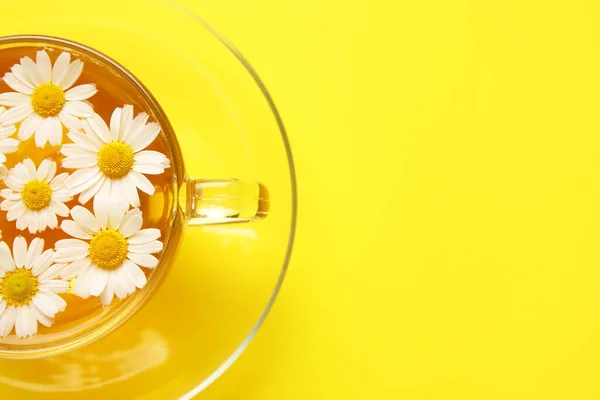 Cup Tasty Chamomile Tea Flowers Color Background Closeup — ストック写真