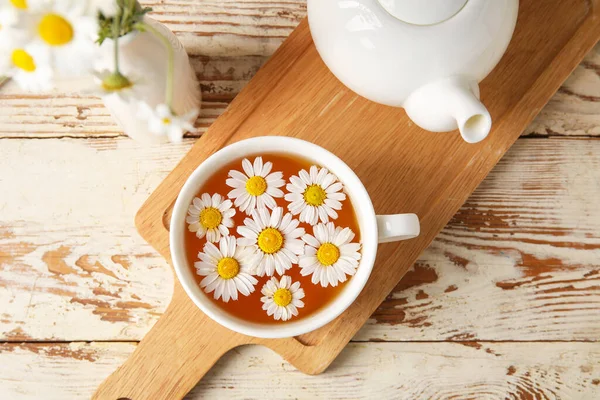Összetétel Egy Csésze Kamilla Tea Virágok Világos Háttér — Stock Fotó