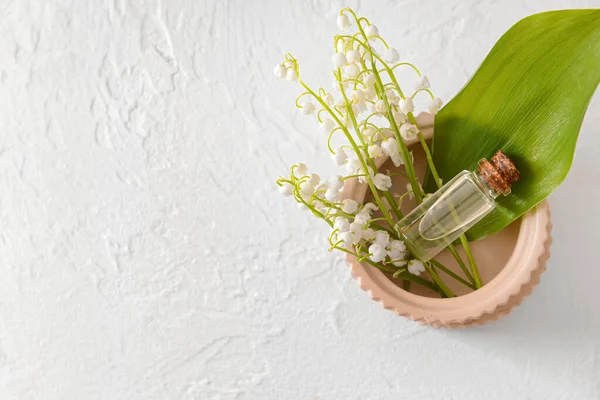 Flasche Mit Ätherischem Und Maiglöckchen Blüten Auf Hellem Hintergrund — Stockfoto