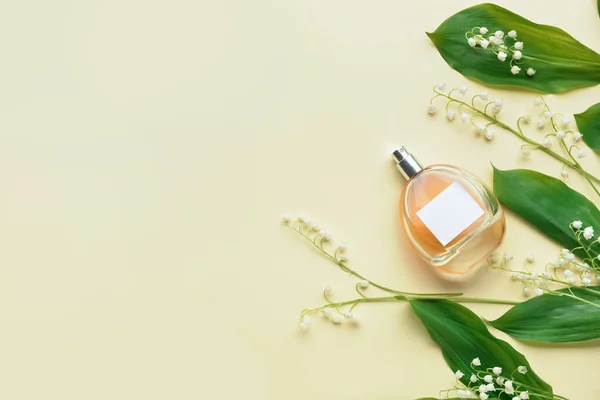 Fles Parfum Lelie Van Vallei Bloemen Kleur Achtergrond — Stockfoto