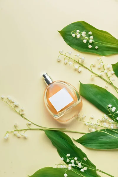 Fles Parfum Lelie Van Vallei Bloemen Kleur Achtergrond — Stockfoto