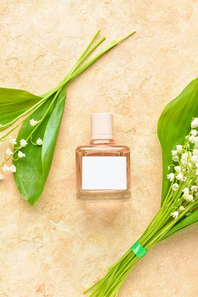 Egy Üveg Parfüm Liliom Valley Virágok Színes Háttér — Stock Fotó