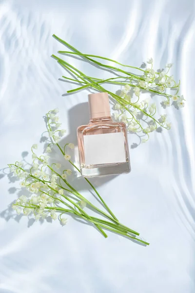 Eine Flasche Parfüm Und Maiglöckchen Blumen Wasser Auf Hellem Hintergrund — Stockfoto