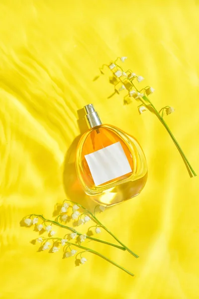 Botella Perfume Flores Lirio Del Valle Agua Sobre Fondo Color — Foto de Stock