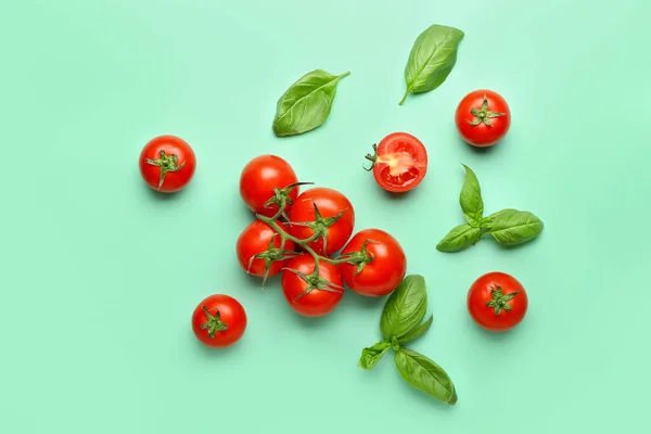 Świeże Dojrzałe Pomidory Liście Bazylii Tle Koloru — Zdjęcie stockowe