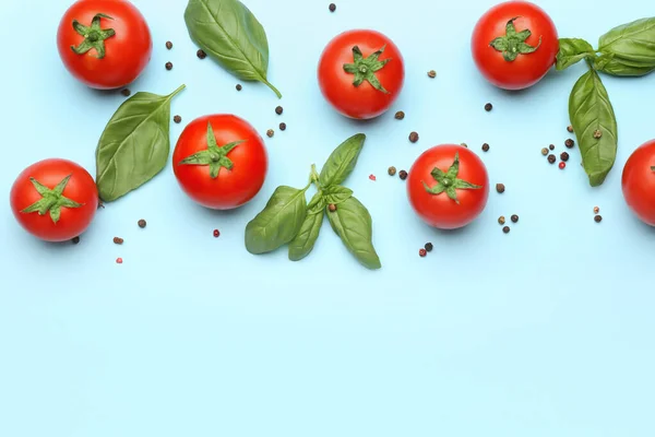 Świeże Dojrzałe Pomidory Przyprawy Liście Bazylii Tle Koloru — Zdjęcie stockowe