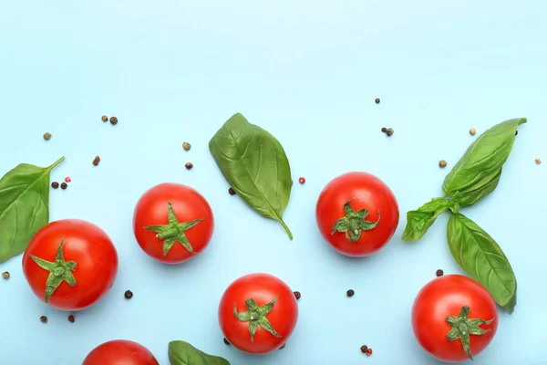 Tomates Maduros Frescos Especias Hojas Albahaca Sobre Fondo Color — Foto de Stock