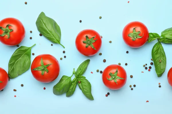 Tomates Maduros Frescos Especias Hojas Albahaca Sobre Fondo Color — Foto de Stock