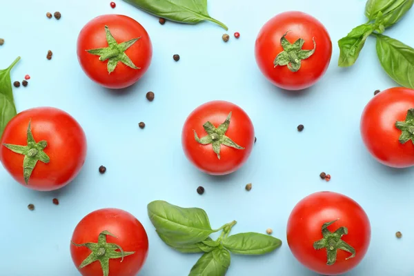 Tomates Maduros Frescos Especias Hojas Albahaca Sobre Fondo Color — Foto de Stock